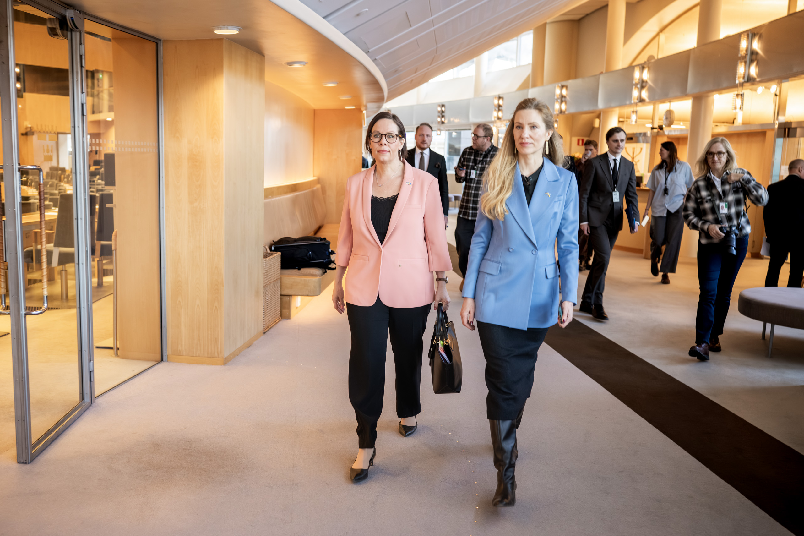 Maria Malmer Stenergard och Svitlana Zalishchuk går bredvid varandra inomhus.