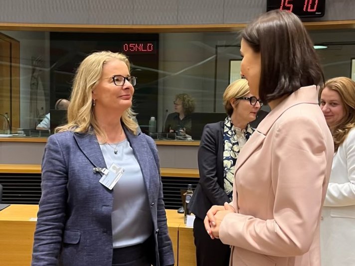 Skolminister Lotta Edholm pratar med Bulgariens nya EU-kommissionär Iliana Ivanova.
