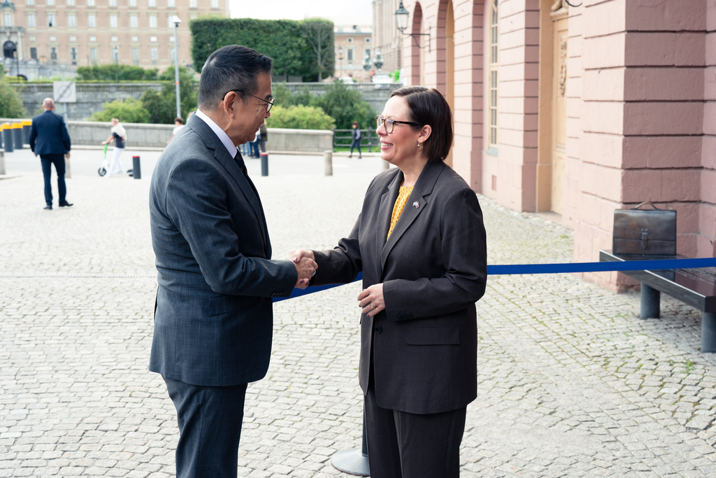 Maria Malmer Stenergard och Maris Sangiampongsa skakar hand.