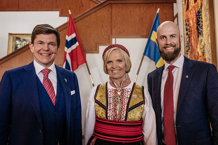 Talman Andreas Norlén, Norges ambassadör Aud Kolberg i nationaldräkt och minister för civilt försvar Carl-Oskar Bohlin. I bakgrunden syns den norska och svenska flaggan. 