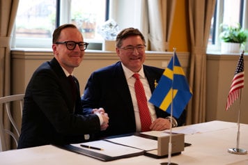 Utbildningsminister Mats Persson och USA:s ambassadör Erik D. Ramanathan.
