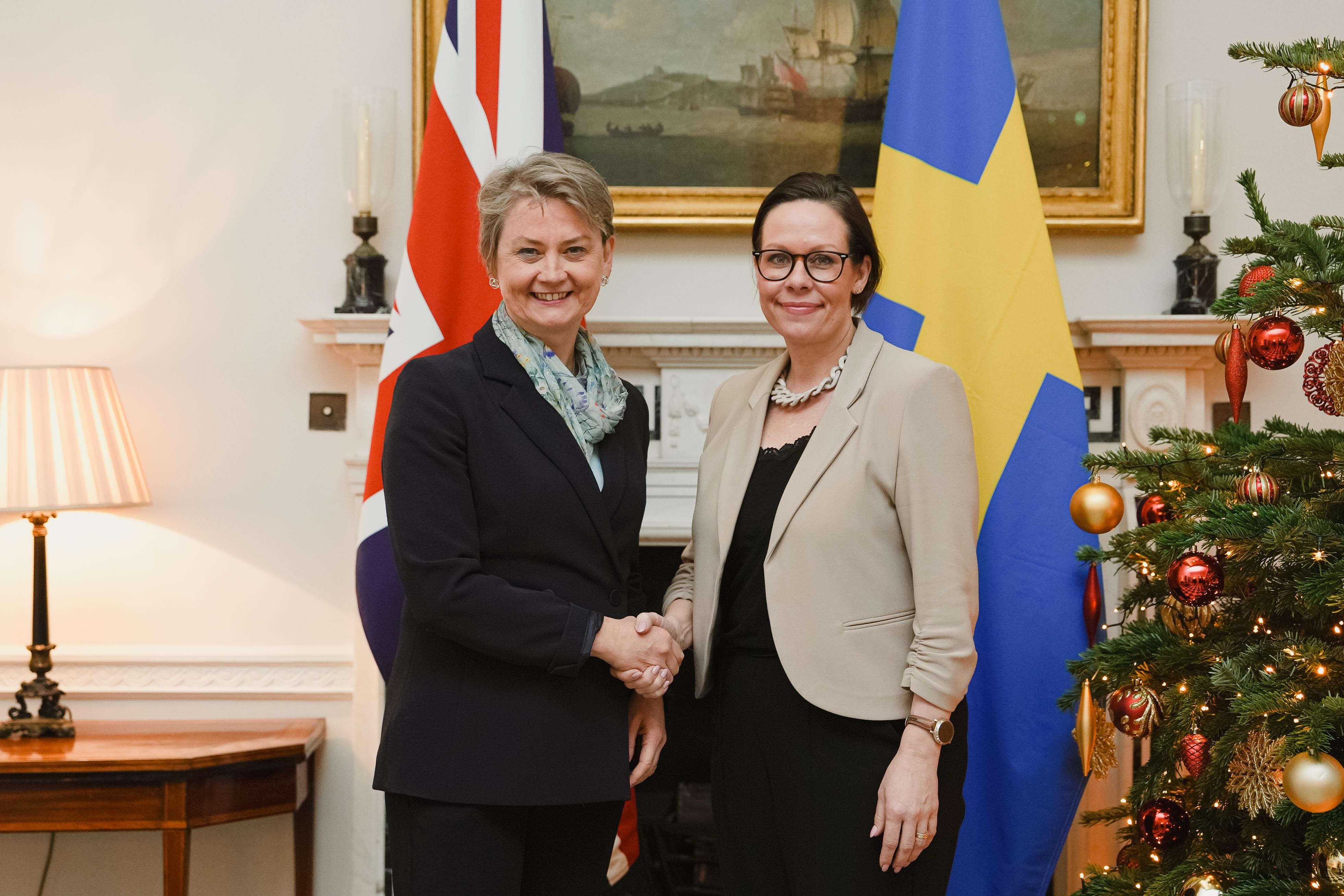 Storbritanniens utrikesminister Yvette Cooper och Sveriges utrikesminister Maria Malmer Stenergard i möttes i London.