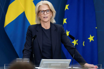 Finansminister Elisabeth Svantesson vid talarpulpet