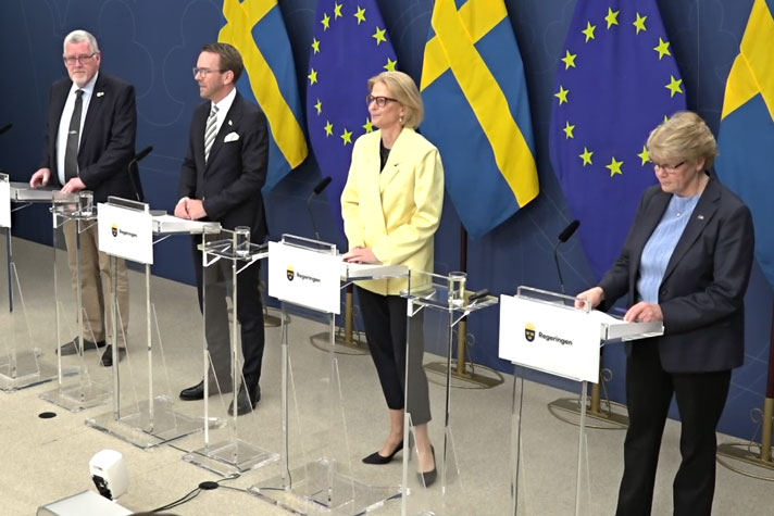 De medverkande står vid var sin talarpulpet.