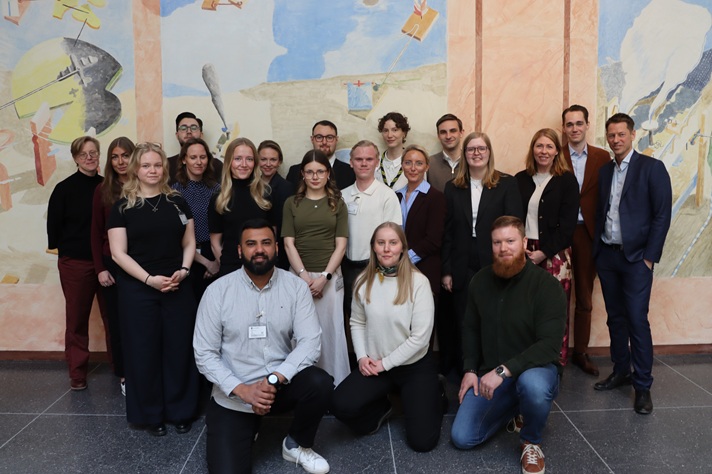 Gruppbild av deltagarna vid ungdomspoltiska rådet som tittar in i kameran. På bilden syns också sjukvårdsminister Elisabet Lann.