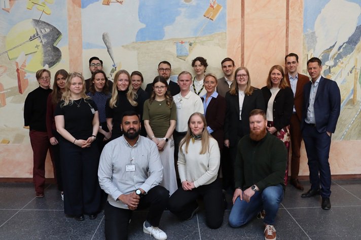 Gruppbild av deltagarna vid ungdomspoltiska rådet som tittar in i kameran. På bilden syns också sjukvårdsminister Elisabet Lann.