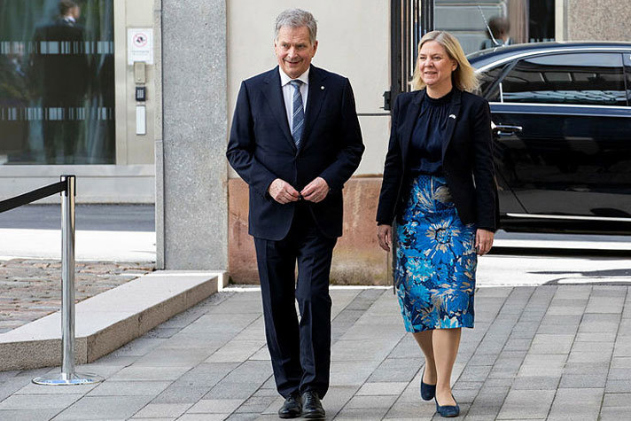 Statsminister Magdalena Andersson och Finlands president  Sauli Niinistö promenerar bredvid varandra