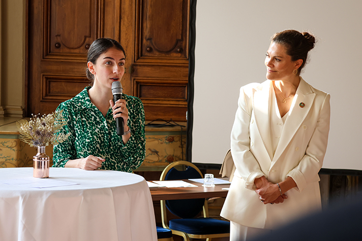 Ministern och kronprinsessan stående.