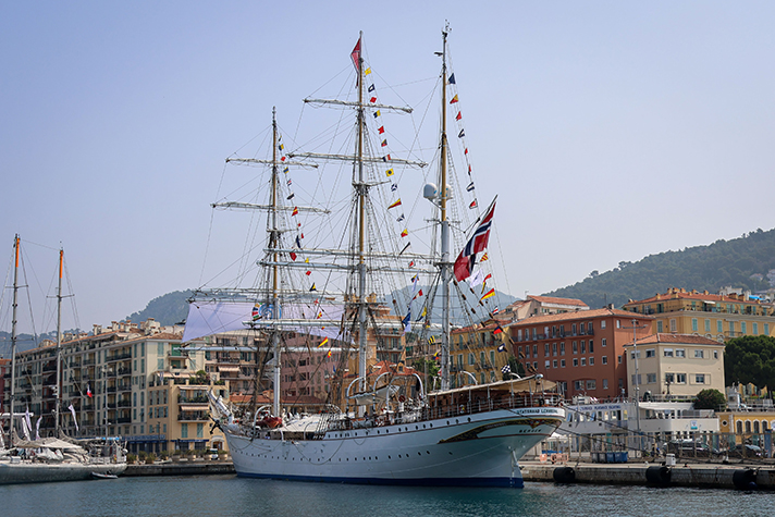 Ett stort segelfartyg ligger i Nice hamn.