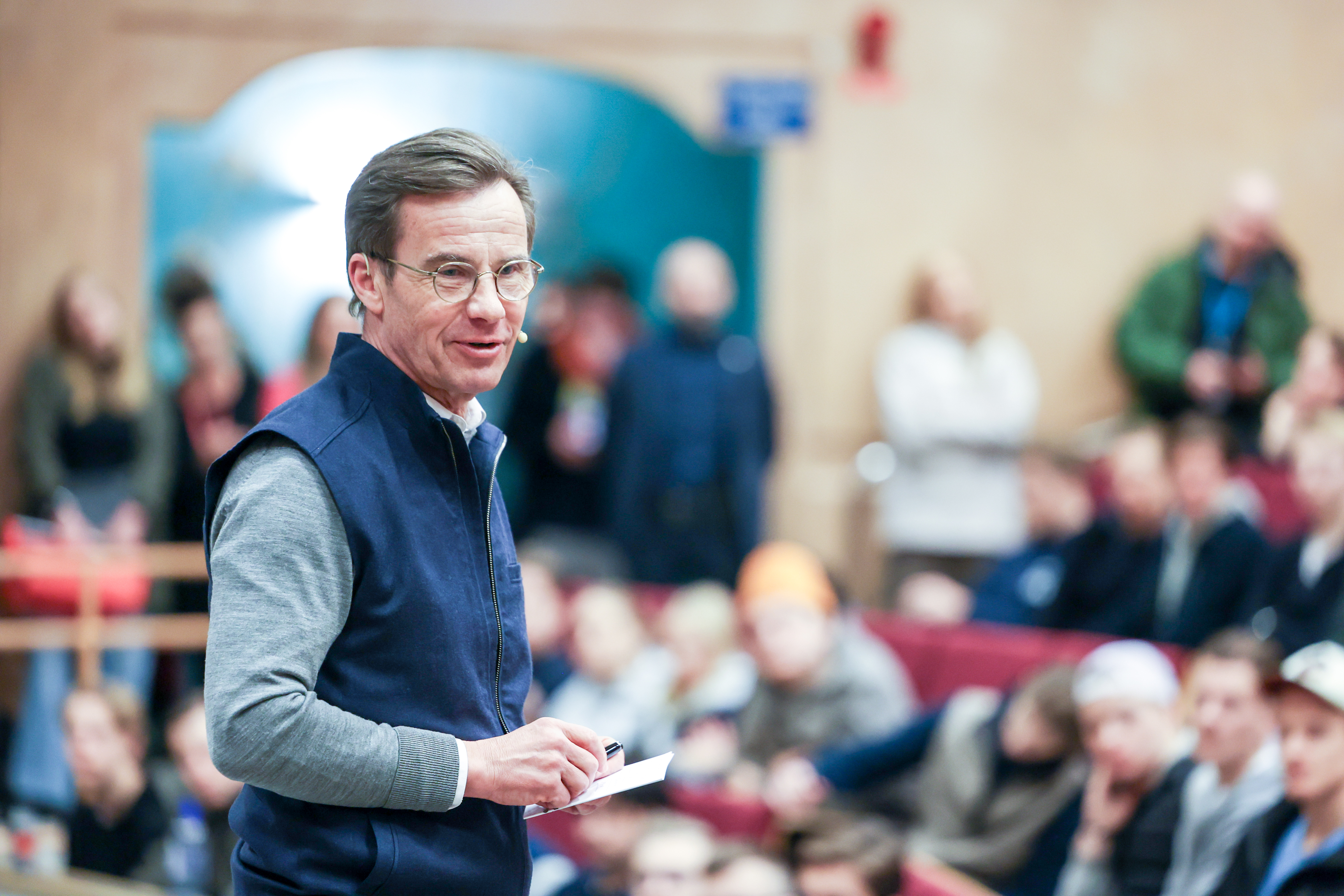Statsminister Ulf Kristersson håller en frågestund med elever på Danderyds gymnasium.