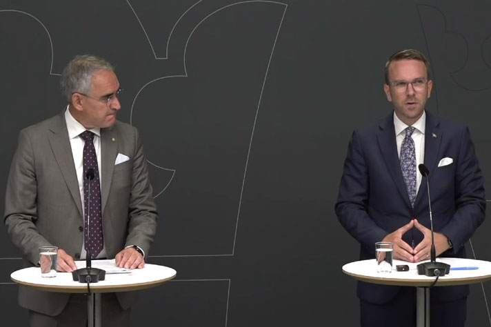 De medverkande står bakom var sin talarastol.
