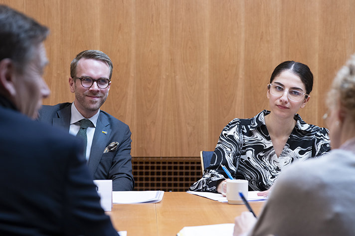 Foto på Andreas Carlson, Infrastruktur- och bostadsminister, och Romina Pourmokhtari, klimat- och miljöminister.