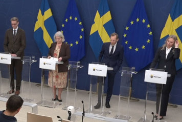 De fyra medverkande står vid var sin talarpulpet.