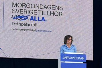 EU-minister Jessica Roswall står i en talarstol på Järvaveckan