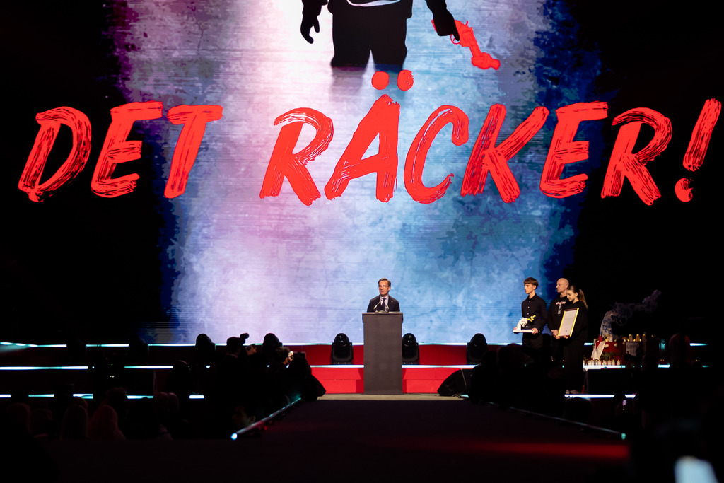 Statsminister Ulf Kristersson håller tal under galan "Det Räcker!"