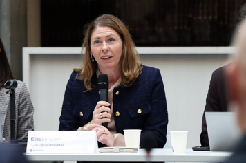 Sjukvårdsminister Elisabet Lann talar i en mikrofon.