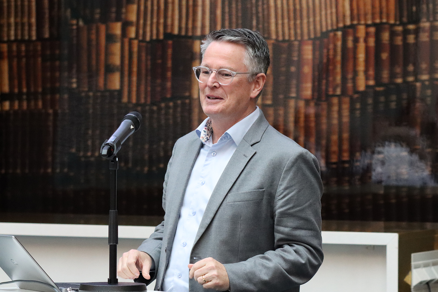 Richard Rosenquist Brandell talar bakom en talarstol.