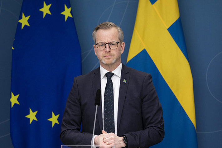 Inrikesminister Mikael Damberg framför en EU-flagga och en svensk flagga på en presskonferens 4 mars.