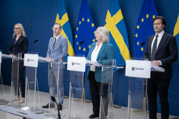 Socialtjänstminister Camilla Waltersson Grönvall, socialminister Jakob Forssmed, Liberalernas rättspolitiska talesperson Martin Melin och Sverigedemokraternas socialpolitiska talesperson Jessica Stegrud i regeringens pressrum.