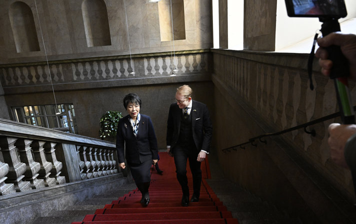 Utrikesminister Tobias Billström går upp för trappor tillsammans med Japans utrikesminister Yōko Kamikawa