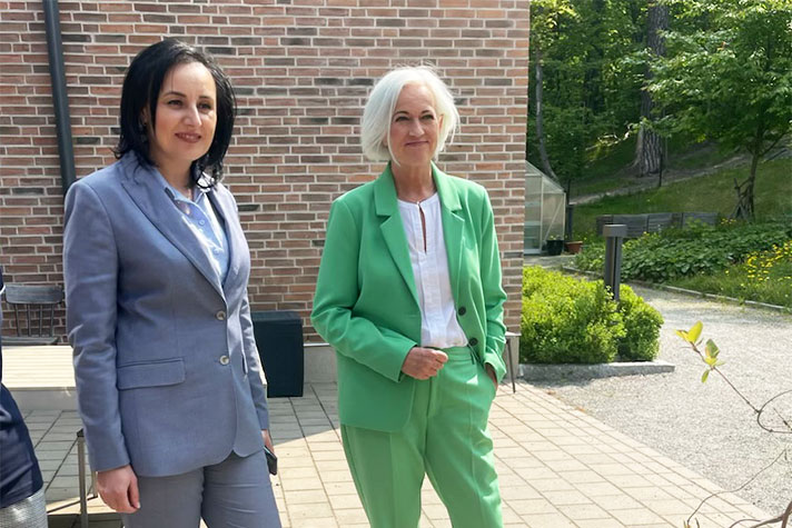 Porträtt av Ukrainas socialminister Oksana Ivanivna Zholnovych och sjukvårdsminister Acko Ankarberg Johansson. De står utomhus.