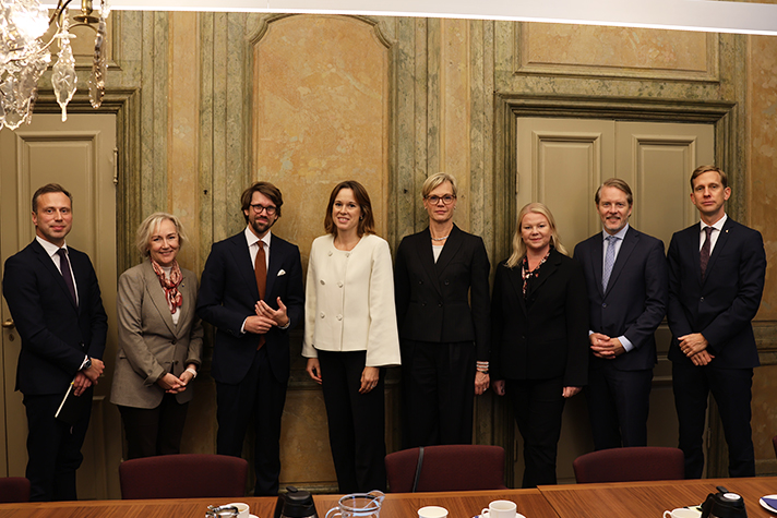 Gruppbild inomhus i ett mötesrum med deltagarna på mötet 