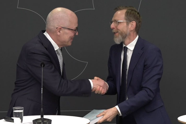 Socialminister Jakob Forssmed tar emot slutbetänkandet från den särskilde utredaren Anders Ahlsson.