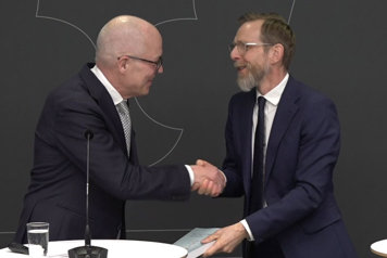 Socialminister Jakob Forssmed tar emot slutbetänkandet från den särskilde utredaren Anders Ahlsson.