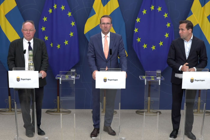 De medverkande står vid var sin talarpulpet