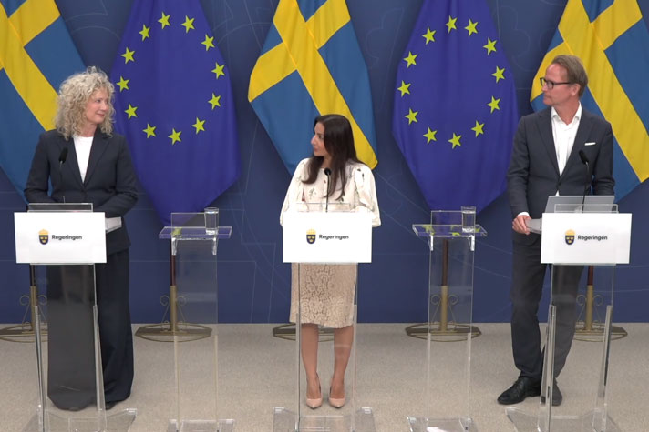 De medverkande står vid var sin talarpulpet.