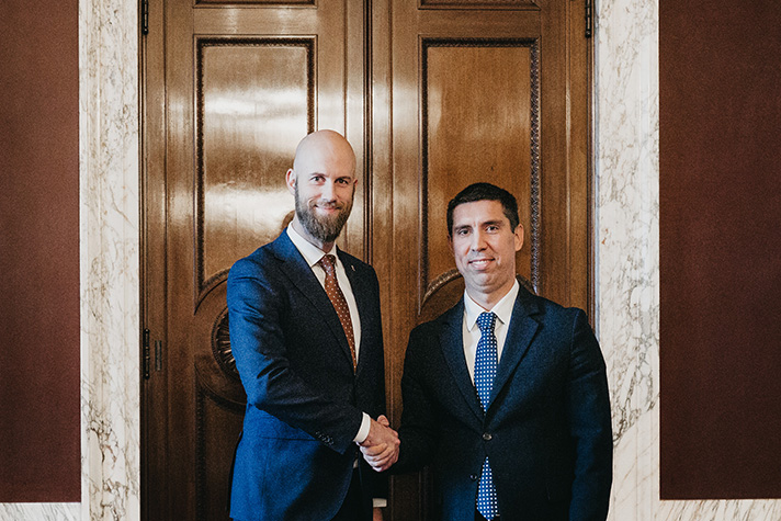 Carl-Oskar Bohlin till vänster i bild och Mihai Popșoi till höger i bild står bredvid varandra inomhus. 