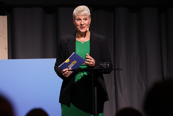 Anna Tenje talar på en scen.