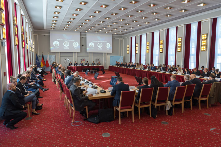 Mötesdeltagare i en sal.