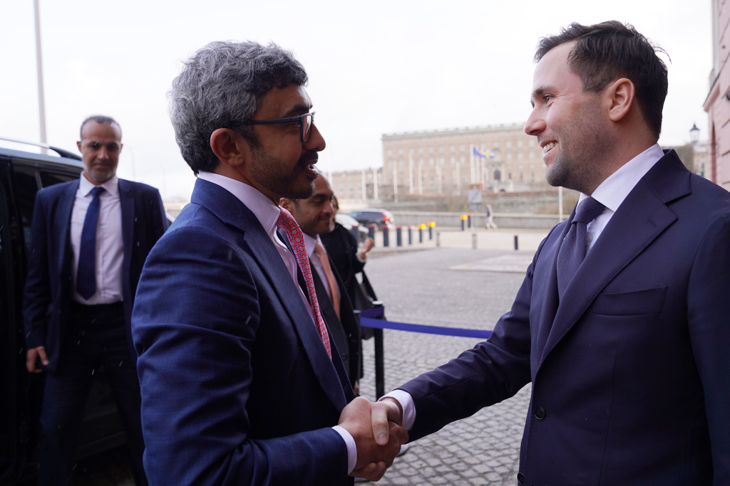 Bistånds- och utrikeshandelsminister Benjamin Dousa och H.H. Shejk Abdullah bin Zayed Al Nahyan skakar hand.