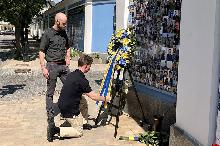 Pål Jonson och Carl-Oskar Bohlin lägger ned en krans vid minnesmonumentet för de som stupat i samband med försvaret av Ukraina. 