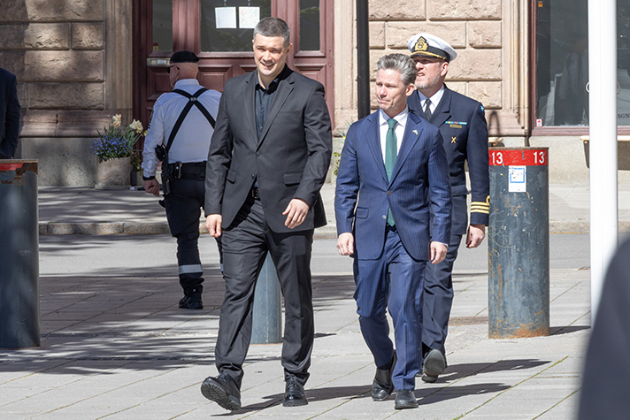 Mykhail Fedorov och Pål Jonson går tillsammans i solsken