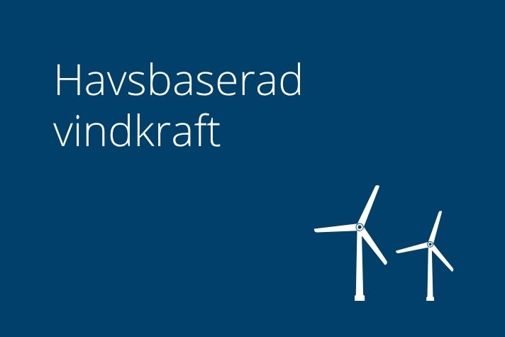 Mörkblå bild med texten ”Havsbaserad vindkraft” och en vit illustration av två vindkraftverk i nedre högra hörnet.