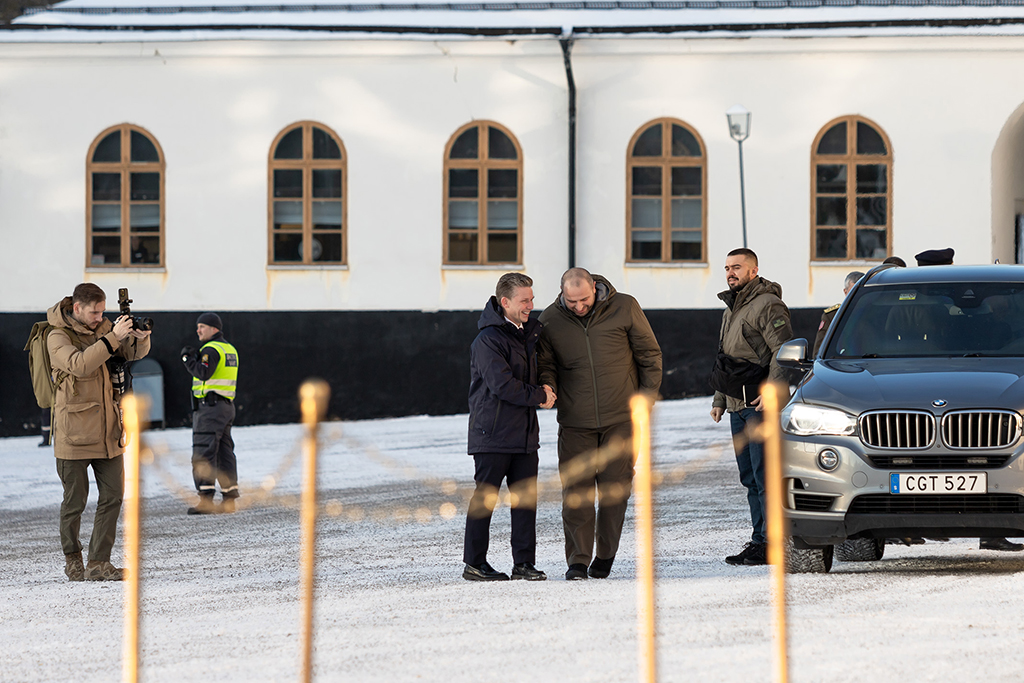 Pål Jonson och Rustem Umjerov omfamnar varandra när Omjerov anländer