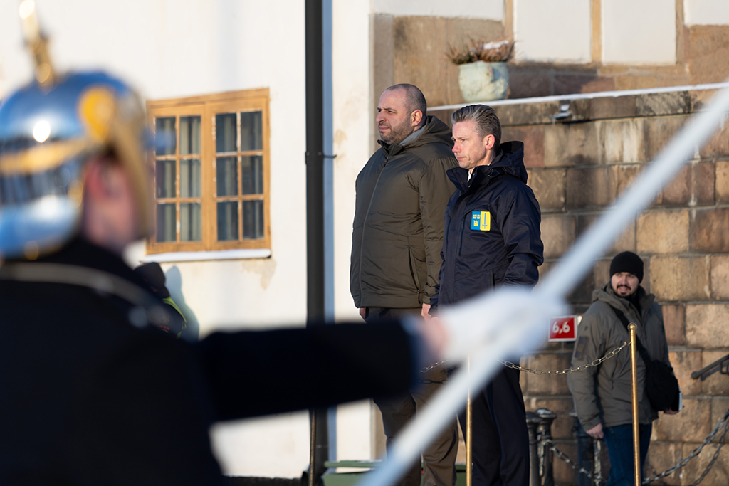 Umjerov och Jonson står i givakt på ett podium och lyssnar till fanfar. 