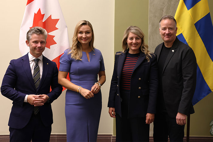 Försvarsminister Pål Jonson och energi- och näringsminister Ebba Busch tillsammans med Kanadas industriminister Mélanie Joly och Stephen Fuhr.