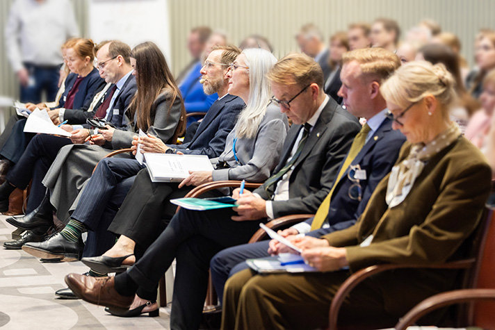 På bilden syns främre raden av publiken på konferensen. Deltagarna som syns på bilden är: Ann Lindberg, Generaldirektör på Läkemedelsverket, Jakob Granit, Generaldirektör på SIDA, Veronika Gryschenko, rådgivare till Ukrainas hälsominister, Jakob Forssmed, socialminister, Caroline Agrell, politiskt sakkunnig åt socialminister Jakob Forssmed, Björn Eriksson, Generaldirektör på Socialstyrelsen, Andreas Sandgren, enhetschef på enheten för antibiotika och vårdhygien på Folkhälsomyndigheten, Karin Tegmark Wisell, ambassadör för Global Hälsa