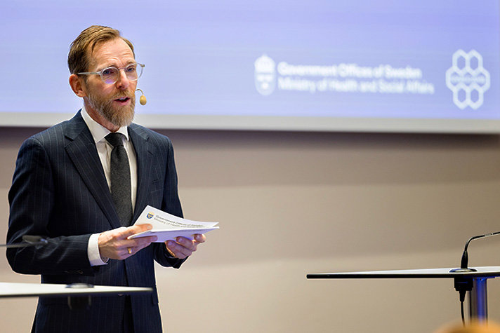 Socialminister Jakob Forssmed inleder konferensen med ett anförande.