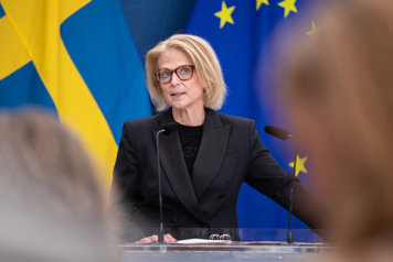 Finansminister Elisabeth Svantesson framför flaggor i Rosenbads pressrum.