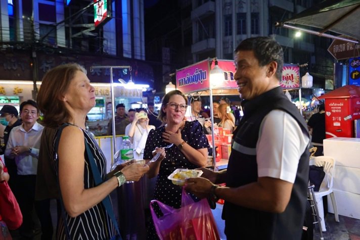 Utrikesminister Maria Malmer Stenergard tillsammans med Bangkoks guvernör Chadchart Sittipunt.