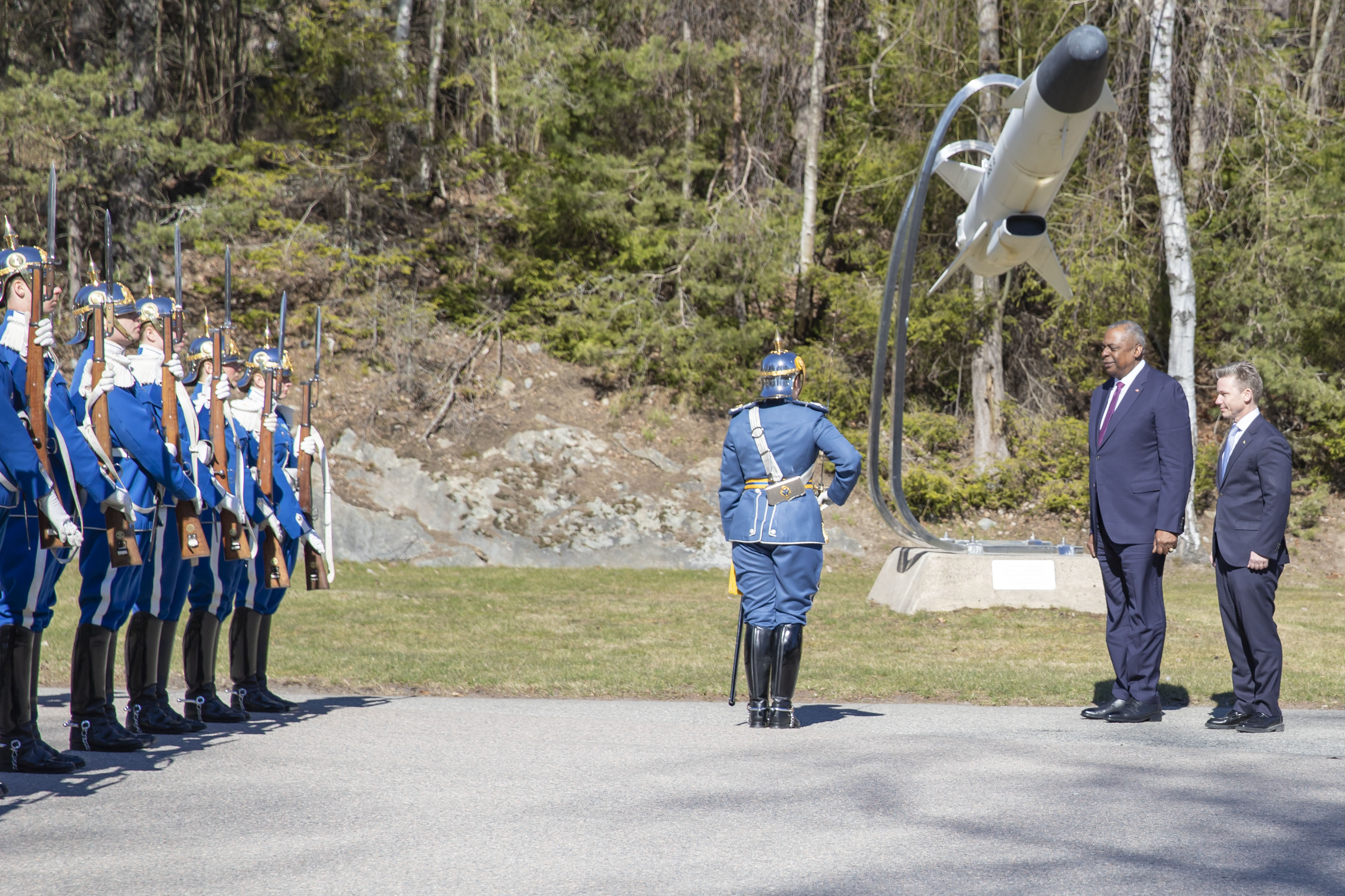 Försvarsminister Lloyd Austin och försvarsminister Pål Jonson står sida vid sida under en hedersceremoni av Livgardet.  