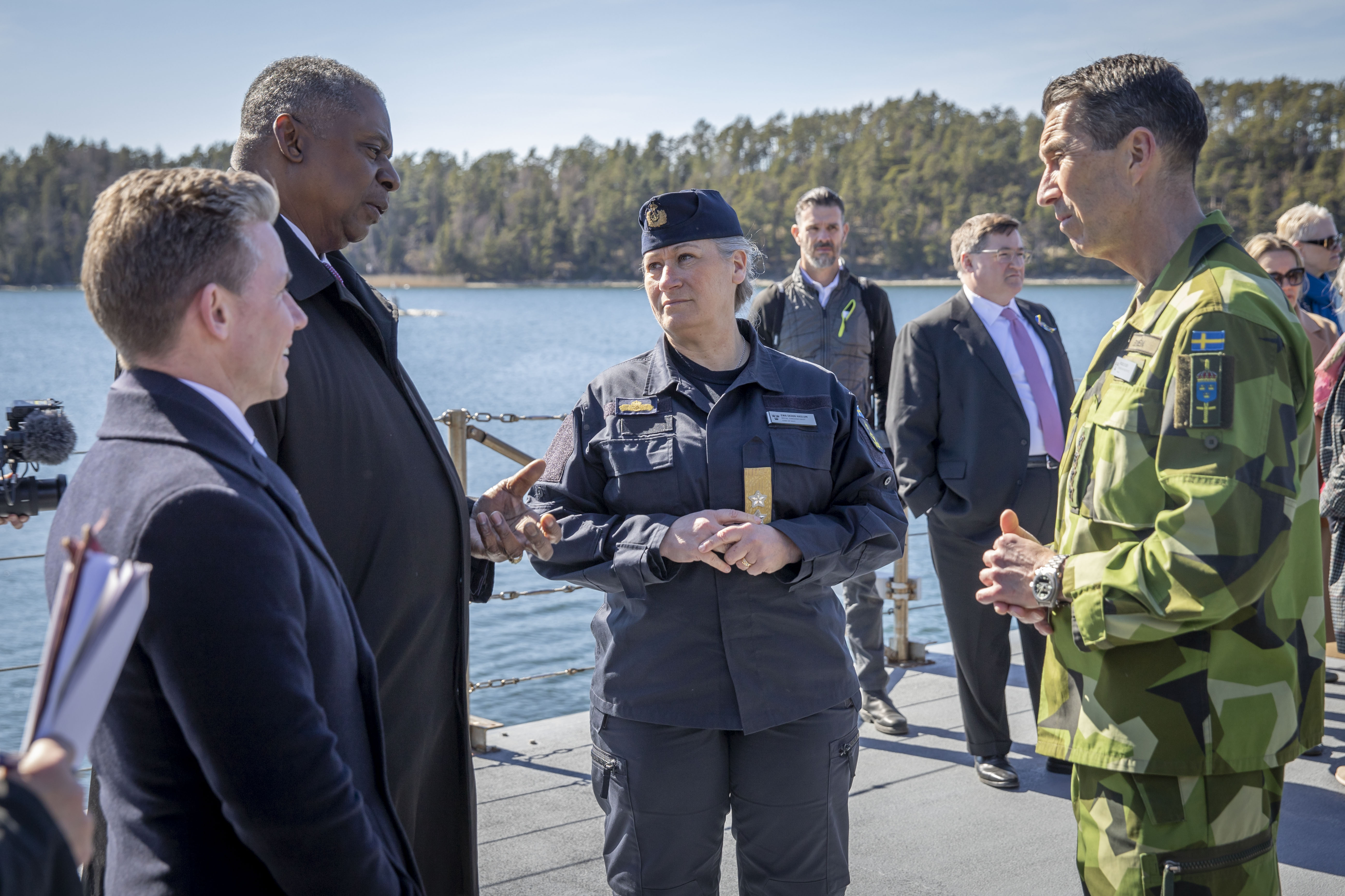 Försvarsminister Lloyd Austin står och samtalar med försvarsminister Pål Jonson, överbefälhavare Micael Bydén och marinchef Ewa Skoog Haslum. 