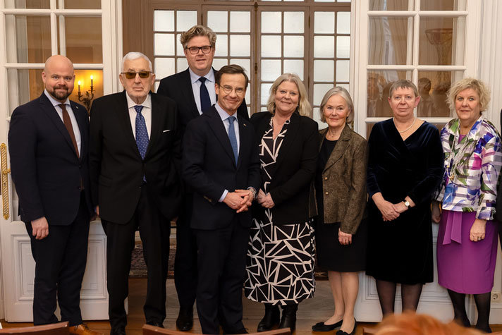 Statsminister och flera statsråd står tillsammans med ordensmottagare för en gruppbild