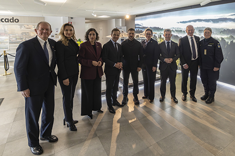 Inomhusbild. Gruppbild med bland andra Busch, Mohamsson, Kristesson, Zelenskyj, Stenergard och Jonson.