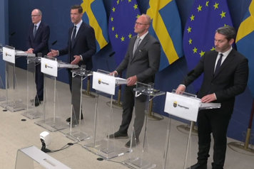 De fyra medverkande står vid var sin talarpulpet.