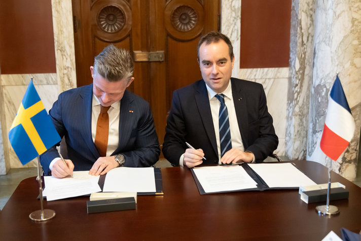 Försvarsminister Pål Jonson och den franske försvarsministern Sébastien Lecornu sitter brevid varandra och ska precis signera en överenskommelse. 
